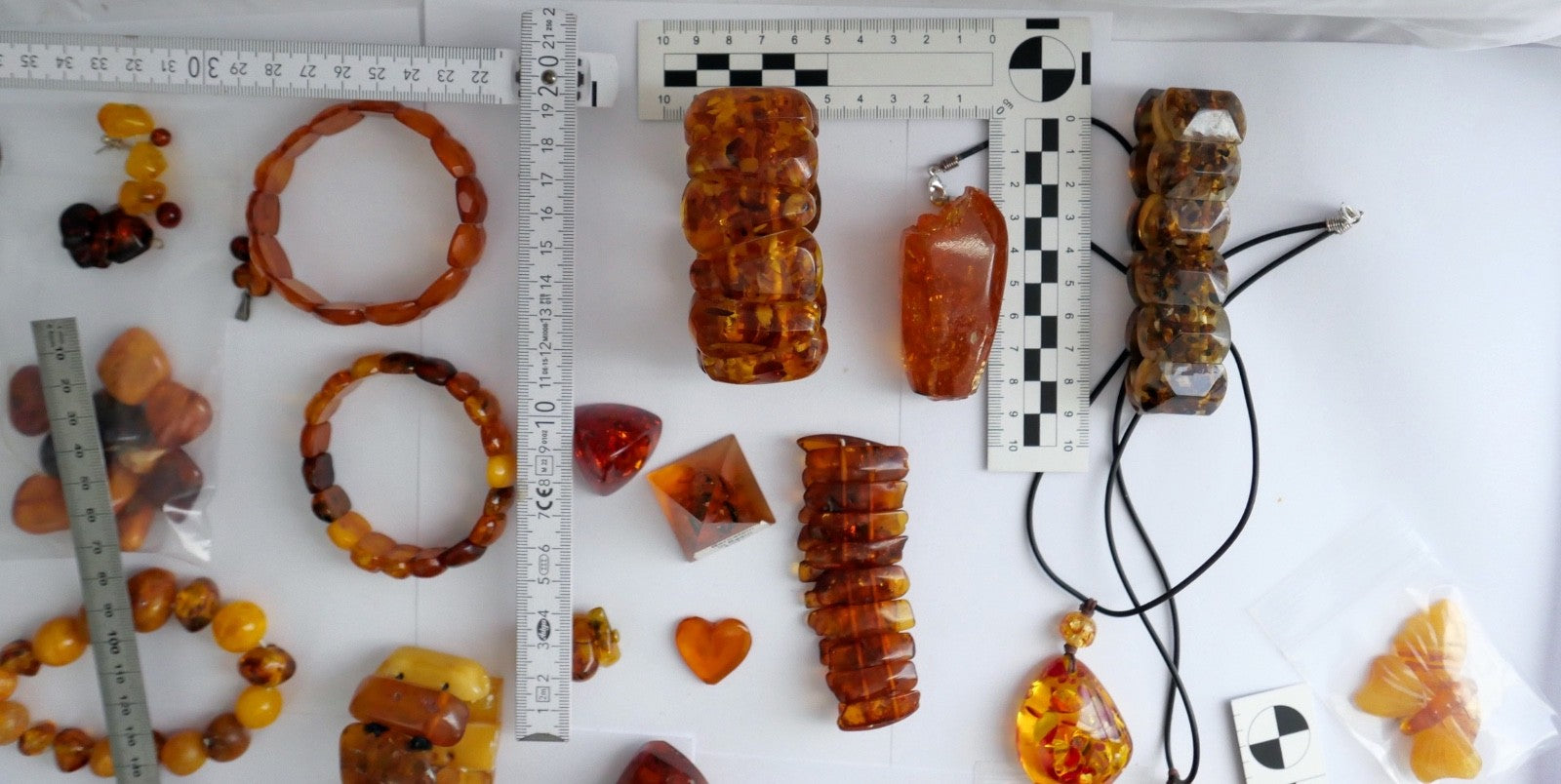 Großes Bernstein Konvolut Schmuck Armbänder Ketten Anhänger Rohsteine 557 Gramm
