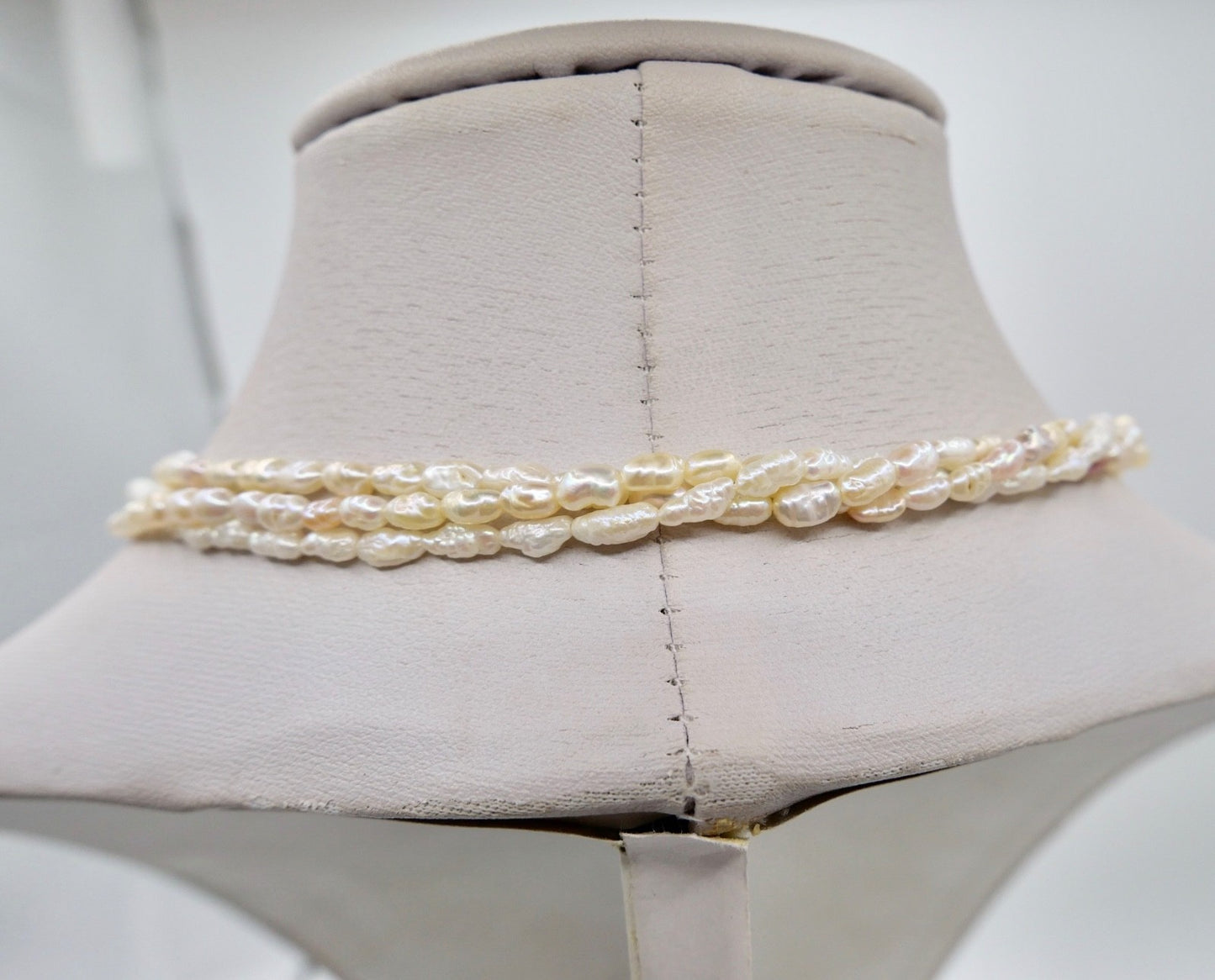 1980er Dreireihige Barockperlenkette Collier mit 750er Gold-Verschluss 41 cm