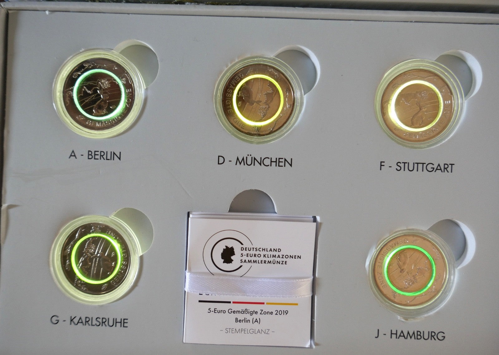 5x 5 Euro Sondermünzen mit Polymerring beleuchteter Box BRD 2019 Gemässigte Zone