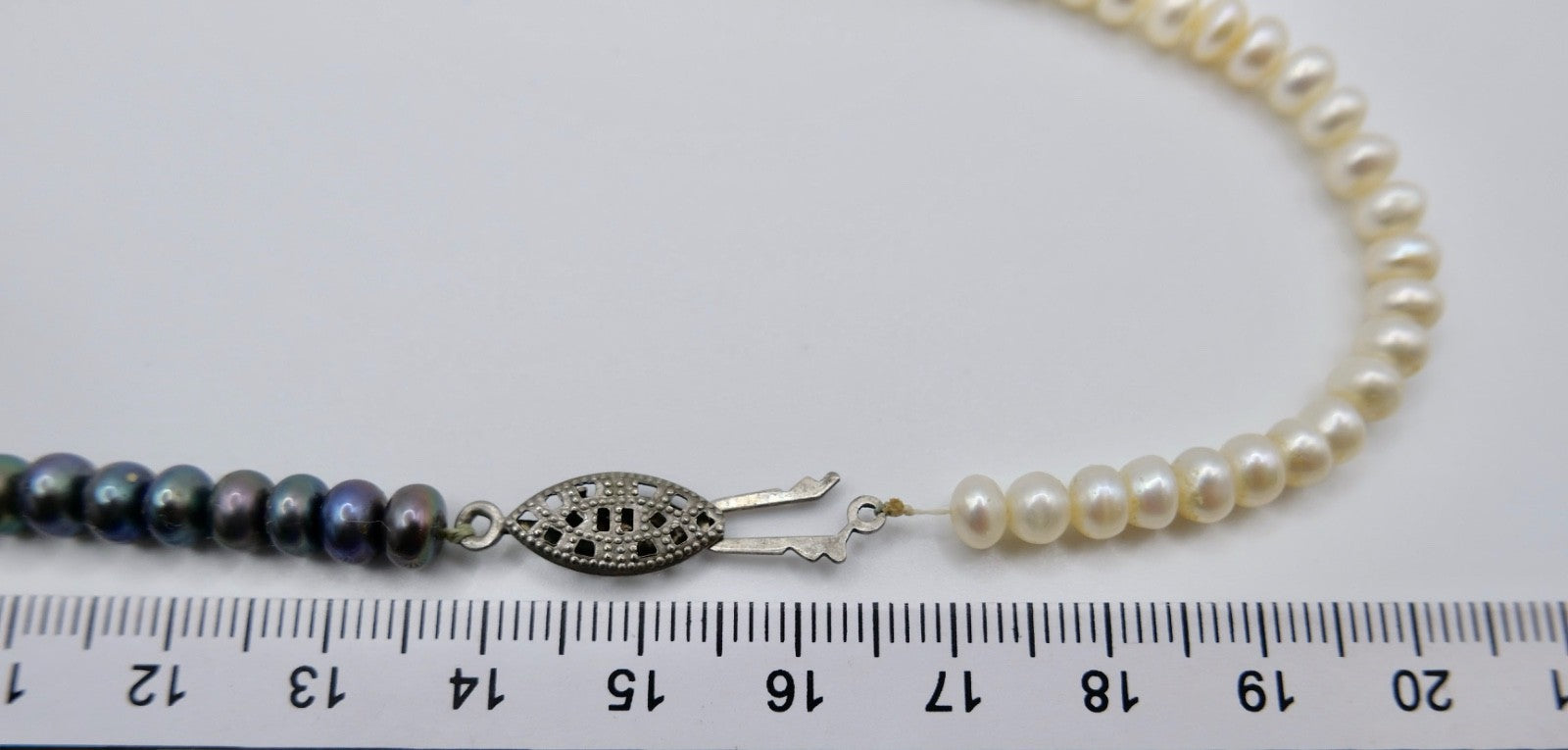 Elegante Perlenkette zweifarbig Weiß & Anthrazit  44 cm Vintage Tahiti-Look