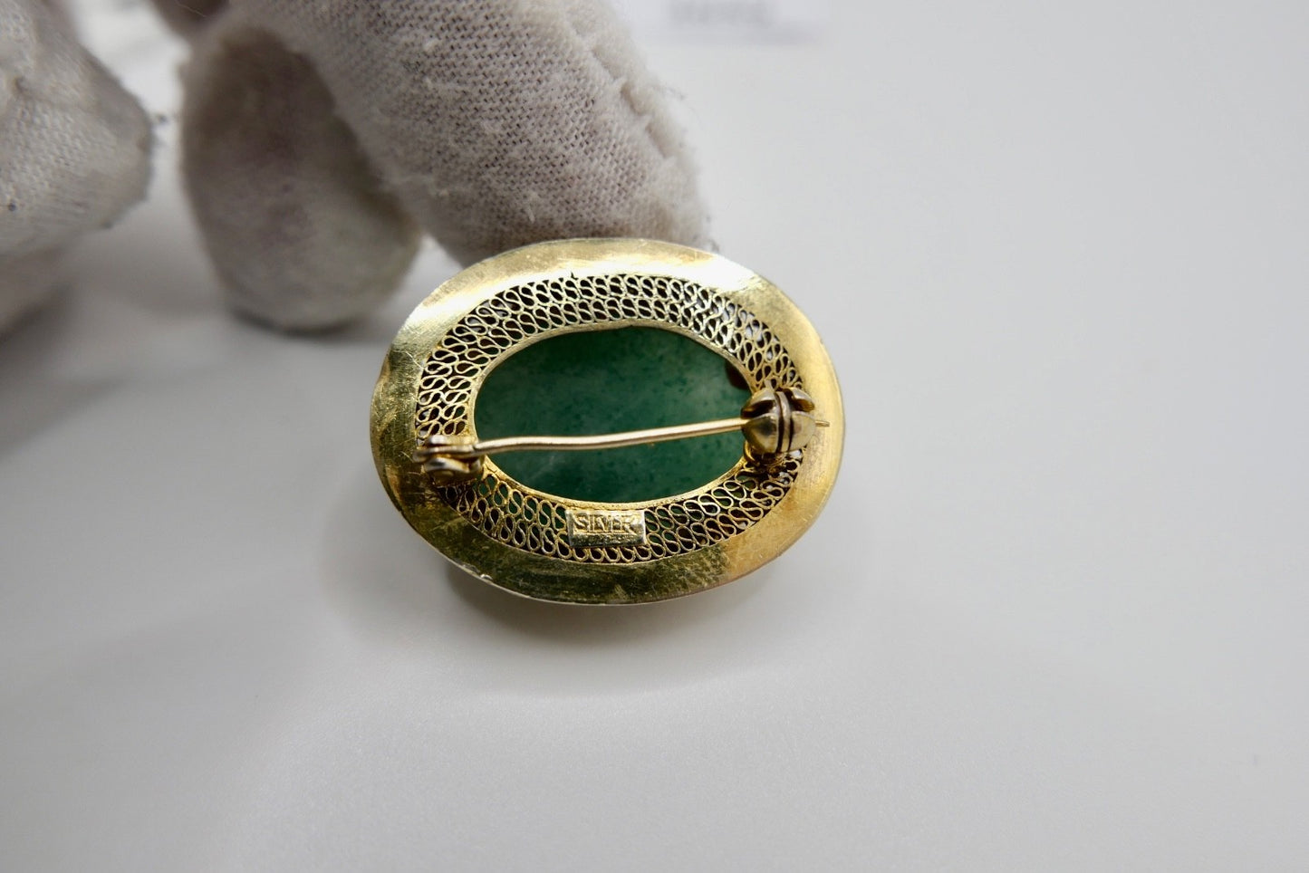 Silber Brosche vergoldet mit Jadeit Cabochon um 1950