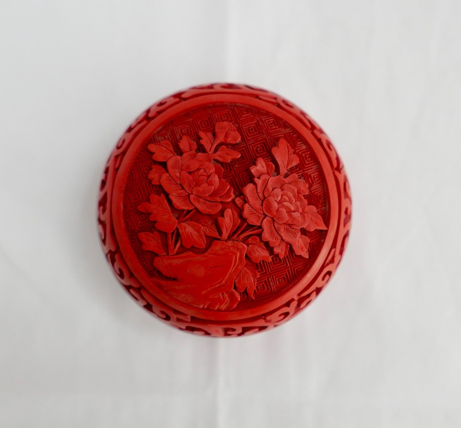 1950er  Zinnober-Lackdose Carved Red Cinnabar China geschnitzt Ø 8cm Deckeldose