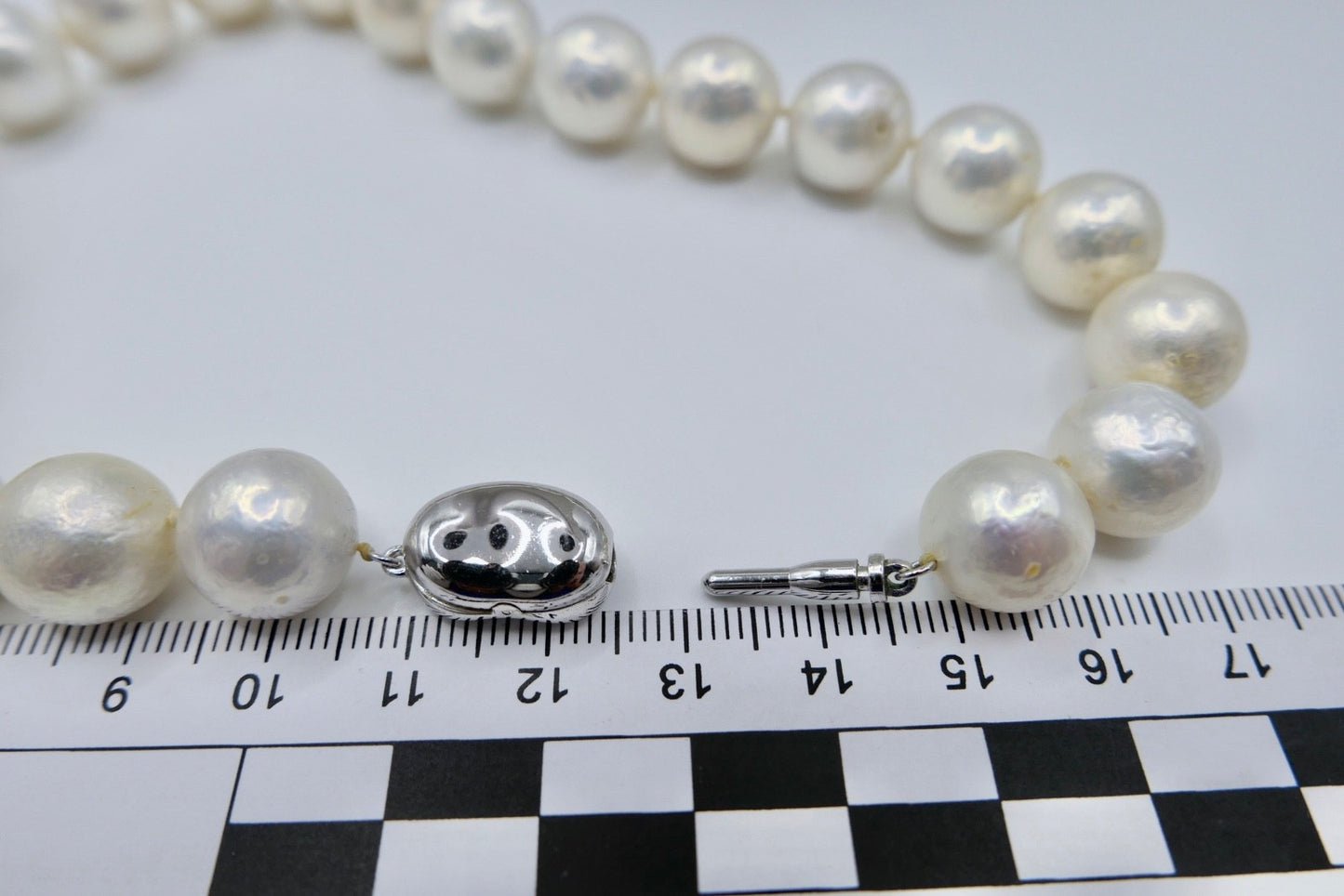 70er Jahre Perlenkette Collier 43 cm Ø 12-13 mm Silber