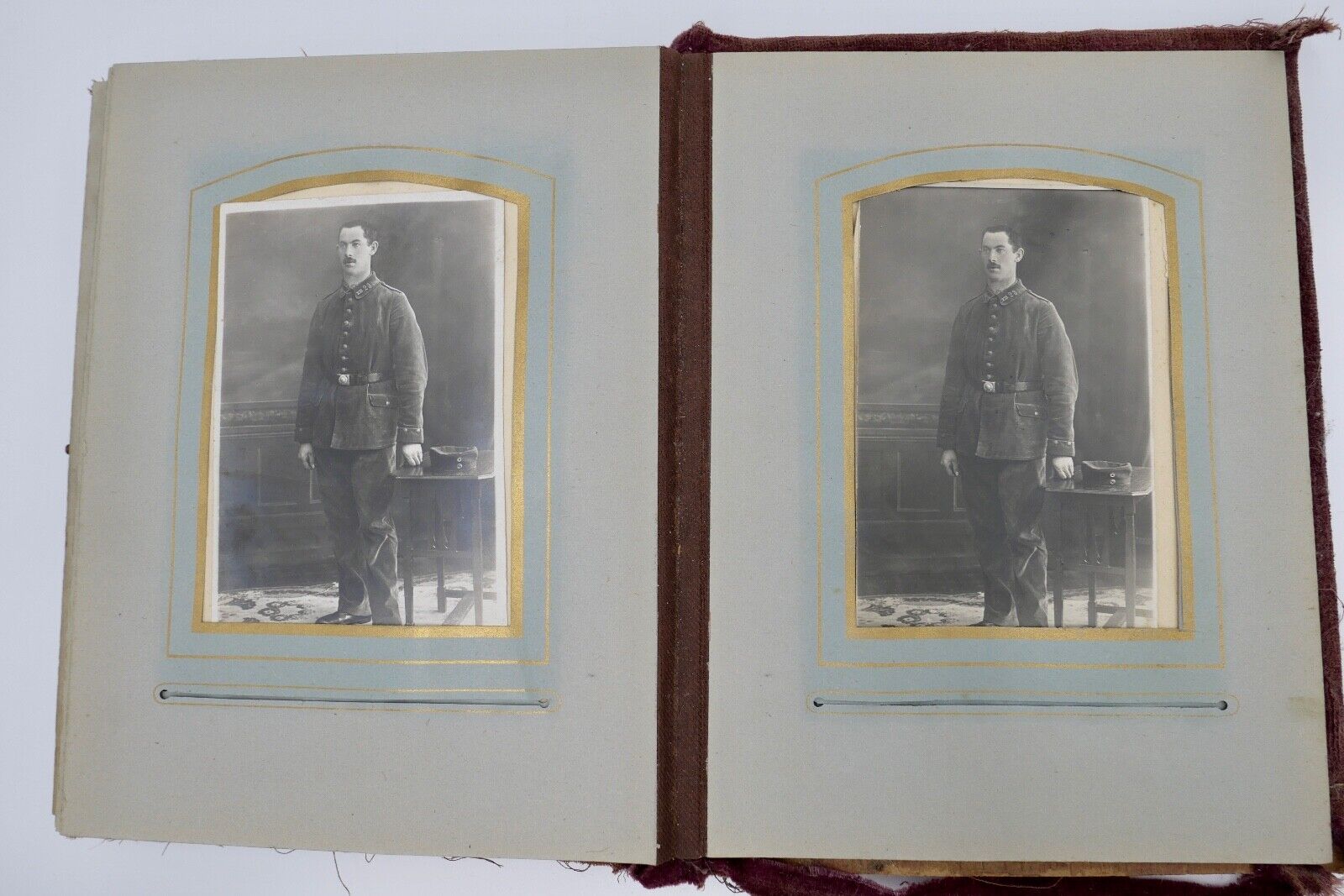 Antikes Fotoalbum Stoff inkl. Fotos Militaria Soldaten & Familien Portrait 1900