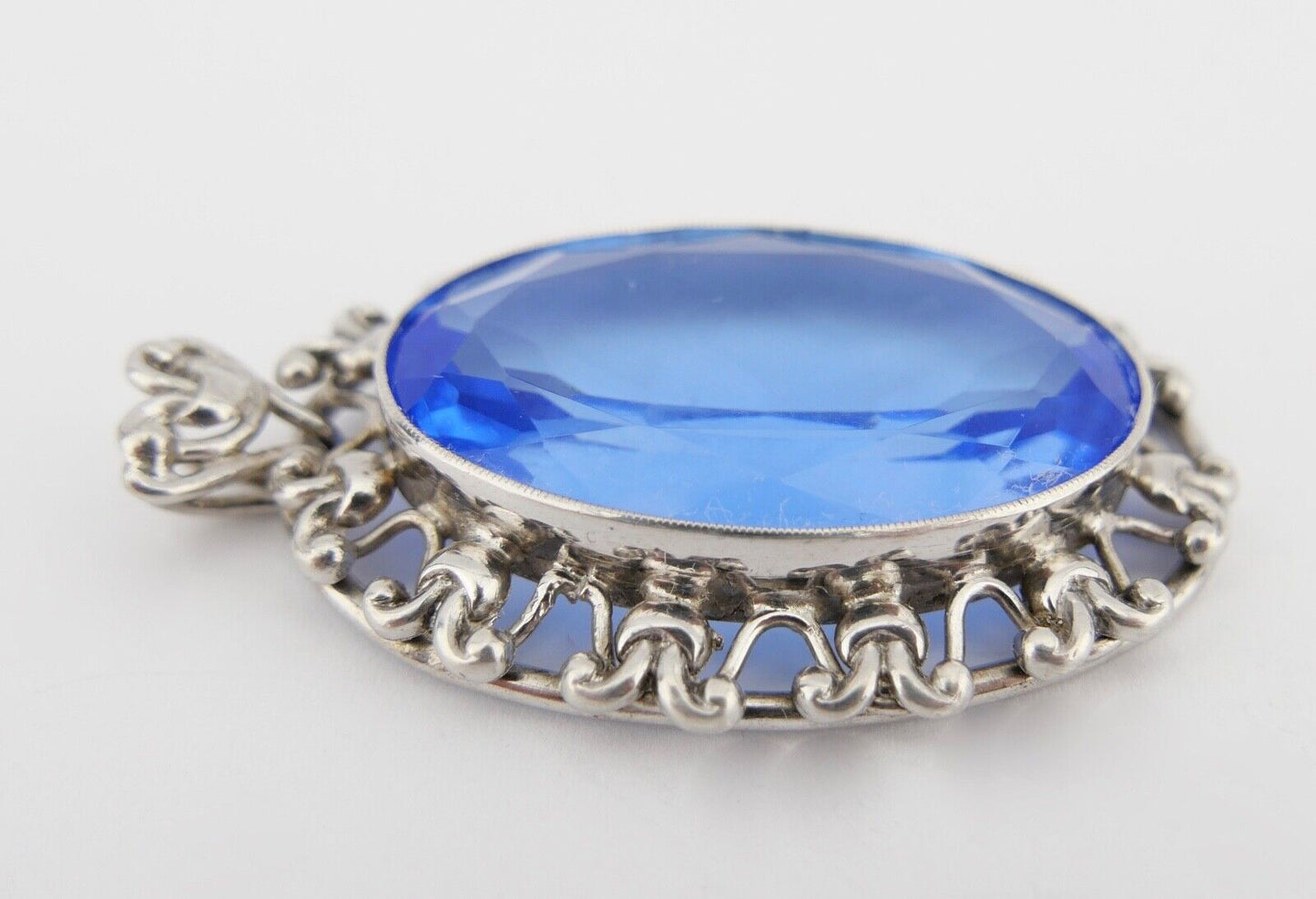 Großer Art Deco 835 Silber Anhänger mit 4,1 Ct blauem Glas Ø 6,3 cm um 1930 