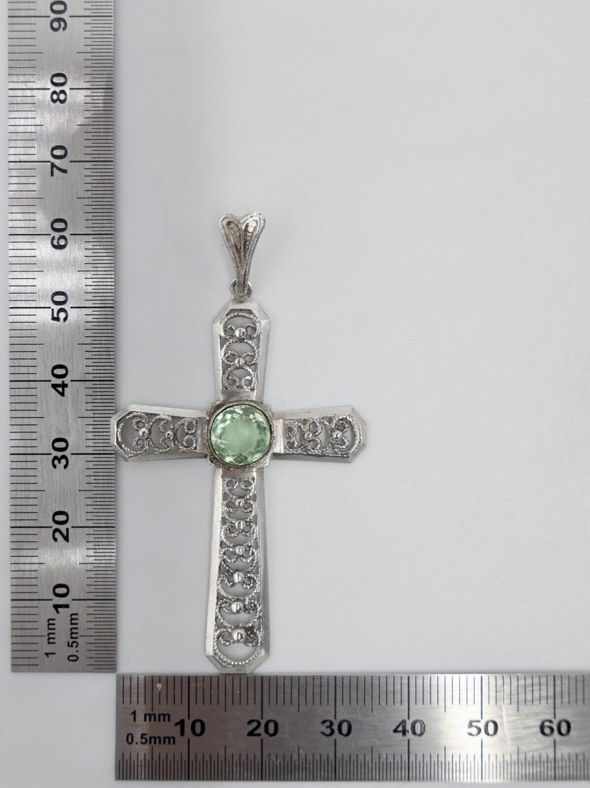 alter filigraner Kreuz Anhänger mit grünem Glasstein 835 Silber 62,0 mm