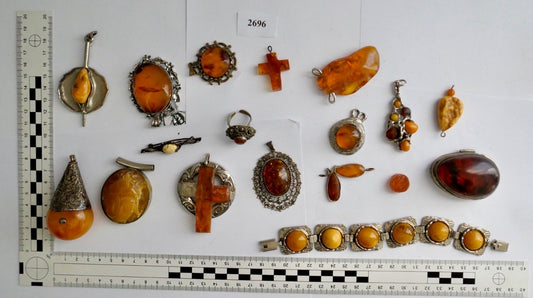Konvolut Bernsteinschmuck versilbert Anhänger Armband Broche Kreuz 377 Gramm