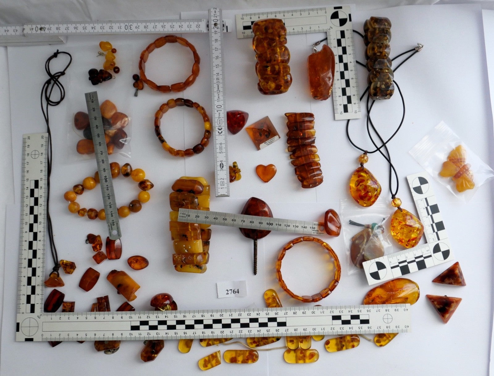 Großes Bernstein Konvolut Schmuck Armbänder Ketten Anhänger Rohsteine 557 Gramm