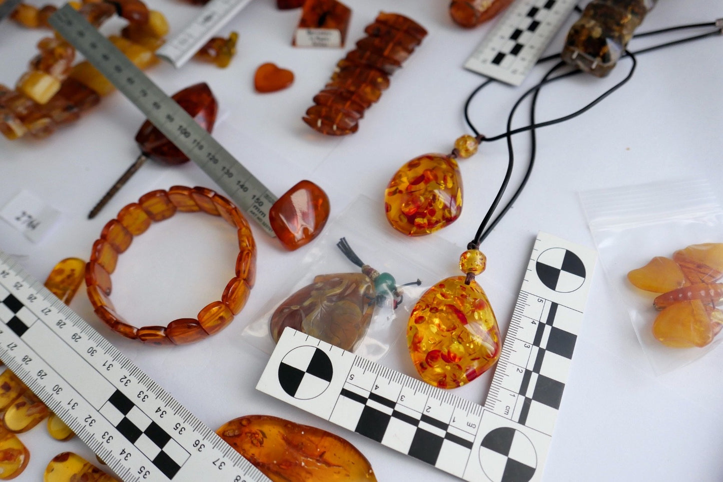 Großes Bernstein Konvolut Schmuck Armbänder Ketten Anhänger Rohsteine 557 Gramm