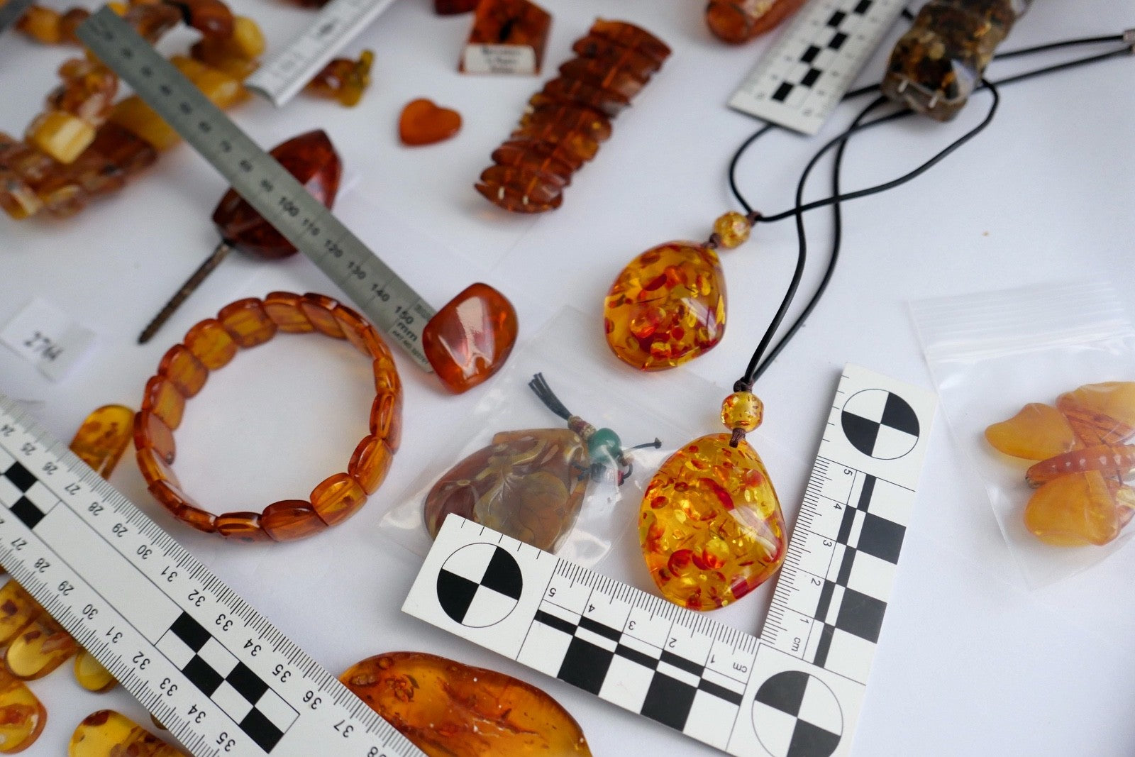 Großes Bernstein Konvolut Schmuck Armbänder Ketten Anhänger Rohsteine 557 Gramm