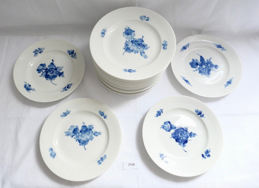 16 Stück ROYAL COPENHAGEN " Blaue Blume " Porzellan Teller 8094