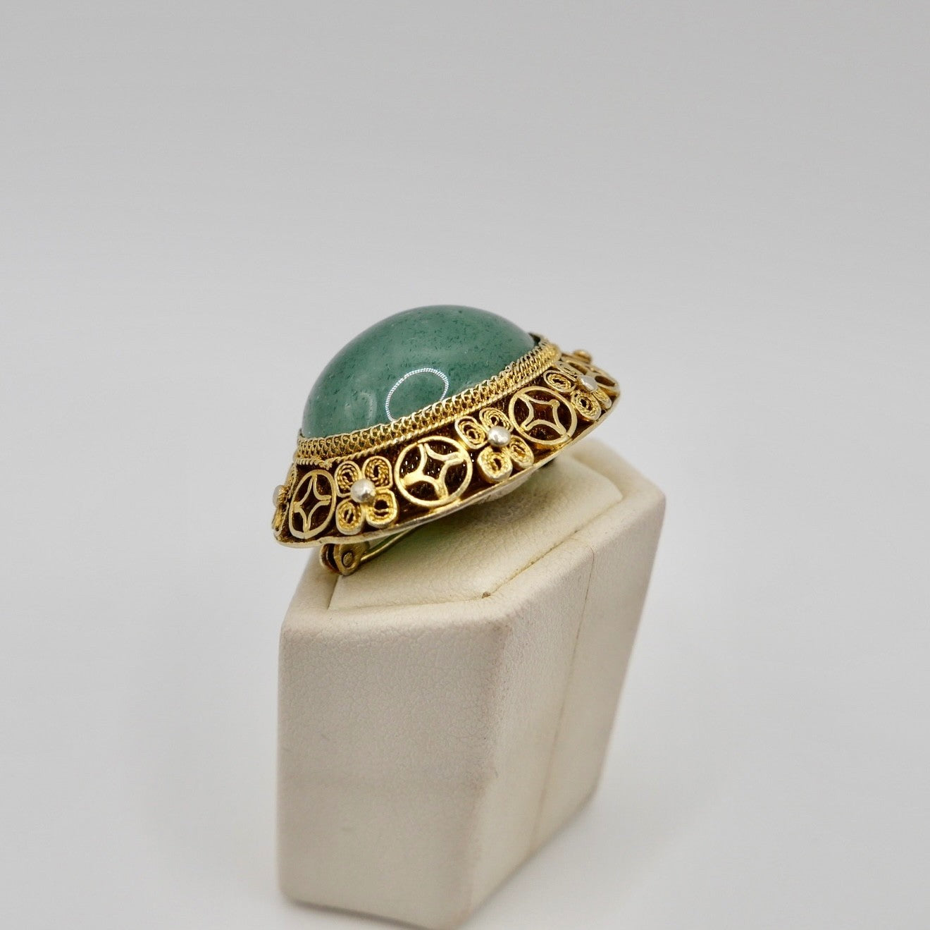 Silber Brosche vergoldet mit Jadeit Cabochon um 1950