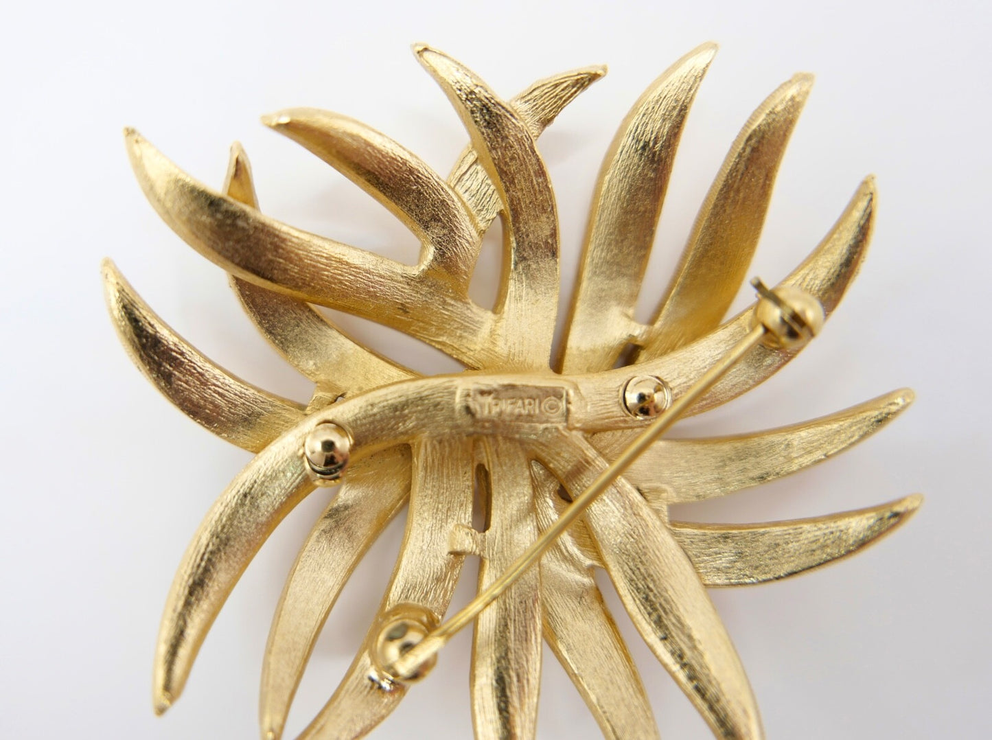 große TRIFARI Designer Blatt Brosche Damen vergoldet Floral 56mm