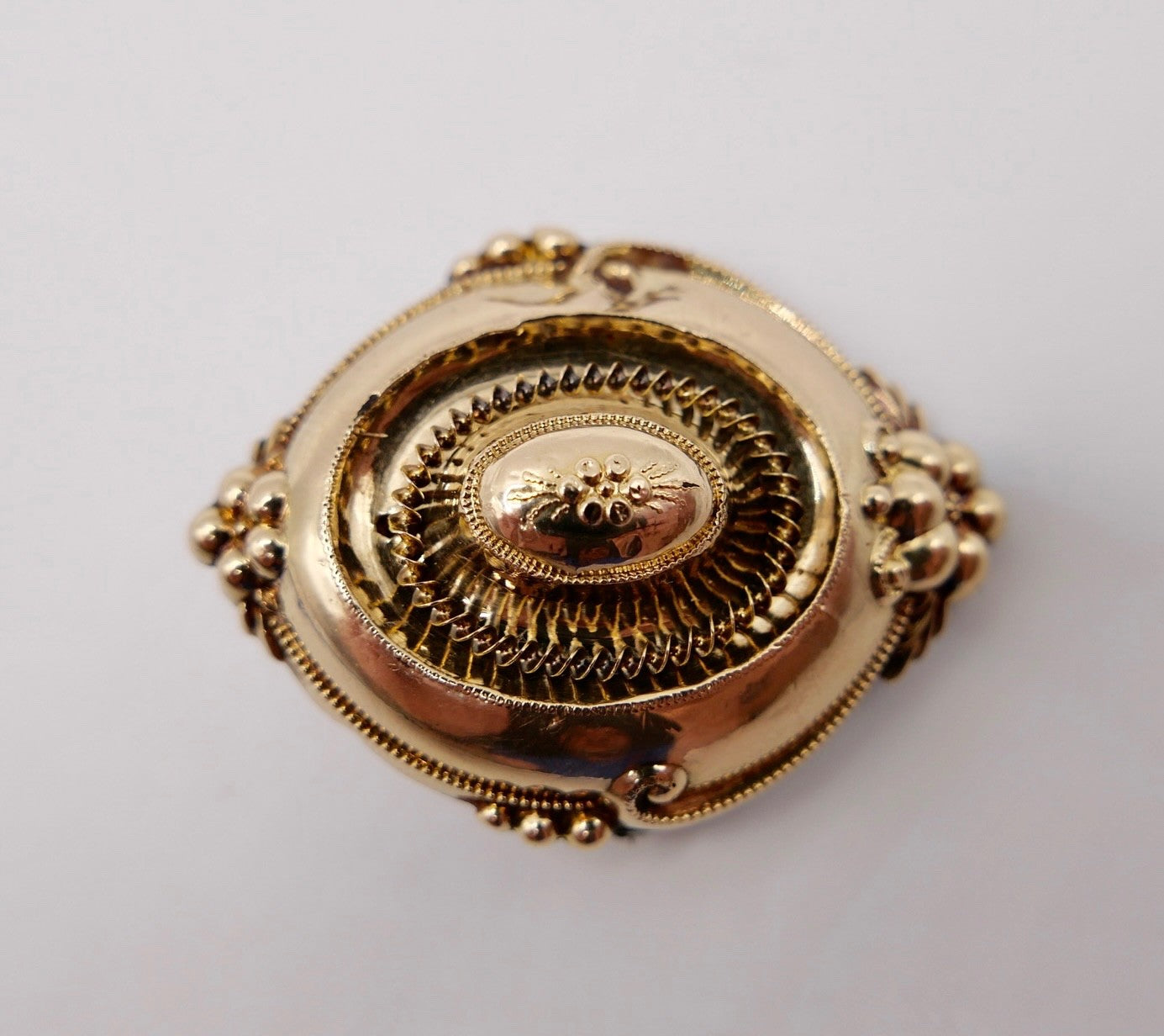 Antike Foto Medaillon Brosche Gelbgold Schaumgold Trachten Schmuck um 1880