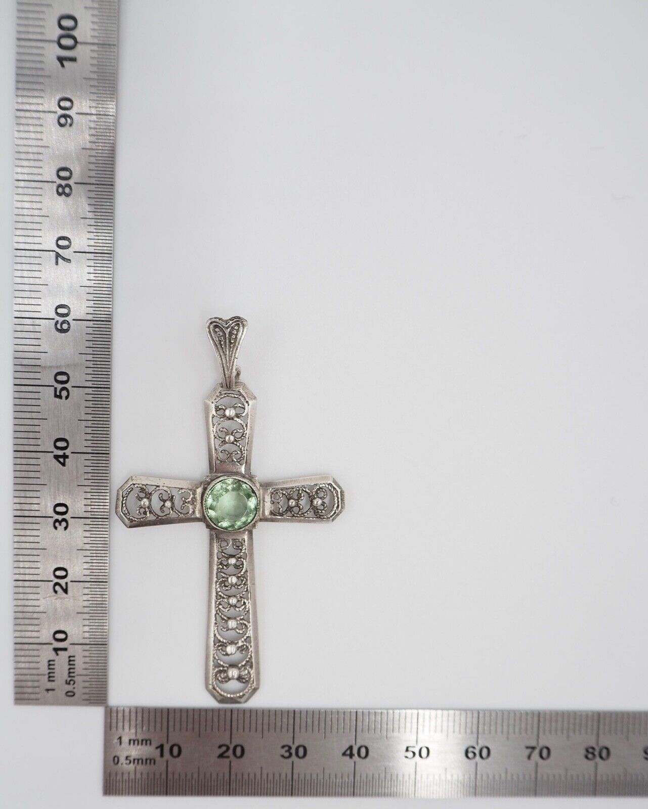 vintage alter filigraner Kreuz Anhänger mit grünem Glasstein 835 Silber 62,0 mm