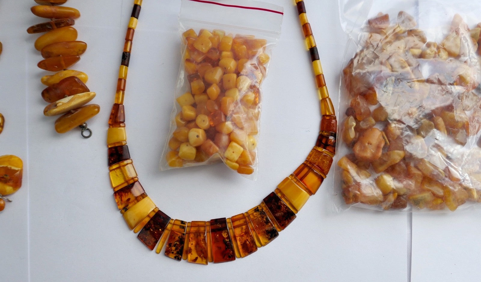 Konvolut Bernsteinschmuck & Rohbernstein Ketten Armband Anhänger  395 Gramm