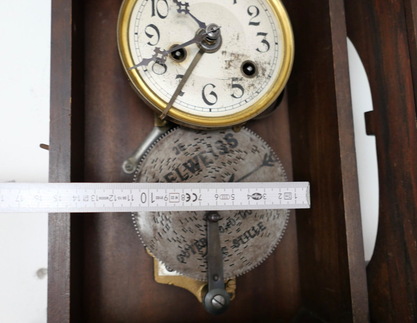 Kleine antike Wanduhr mit Spielwerk für Lochblech Platten um 1900
