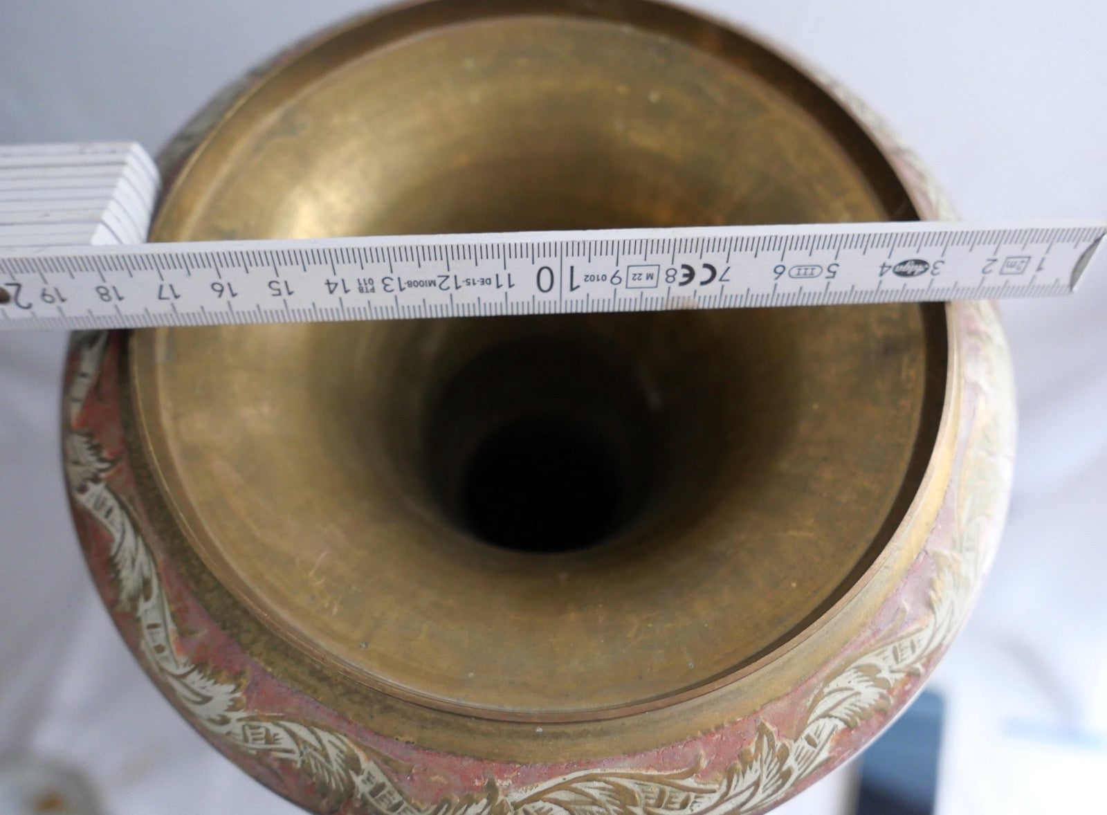 Große Messingvase Emaille Indien Handarbeit Rot Gold Blumendekor Vintage