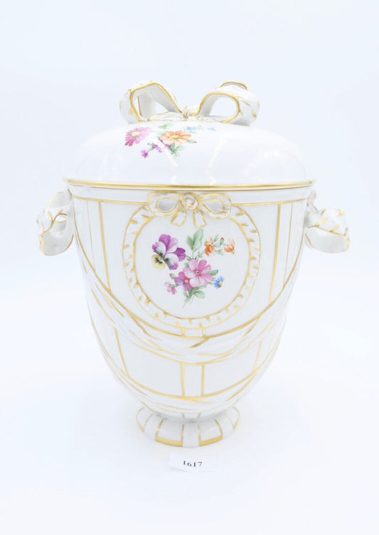 KPM Berlin Deckelvase Urnenvase 27 cm hochPorzellan weiß Gold Blumen