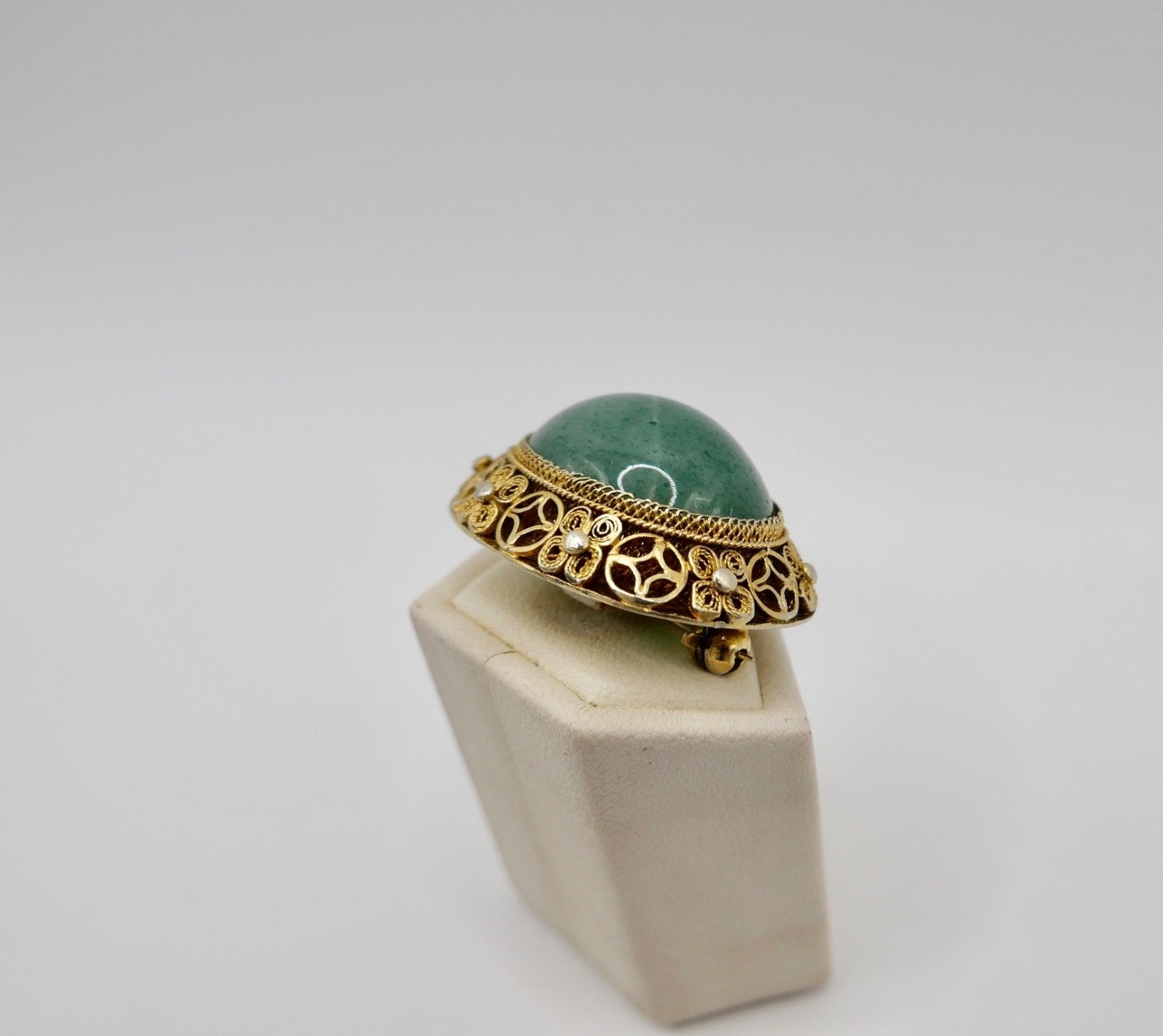 Silber Brosche vergoldet mit Jadeit Cabochon um 1950