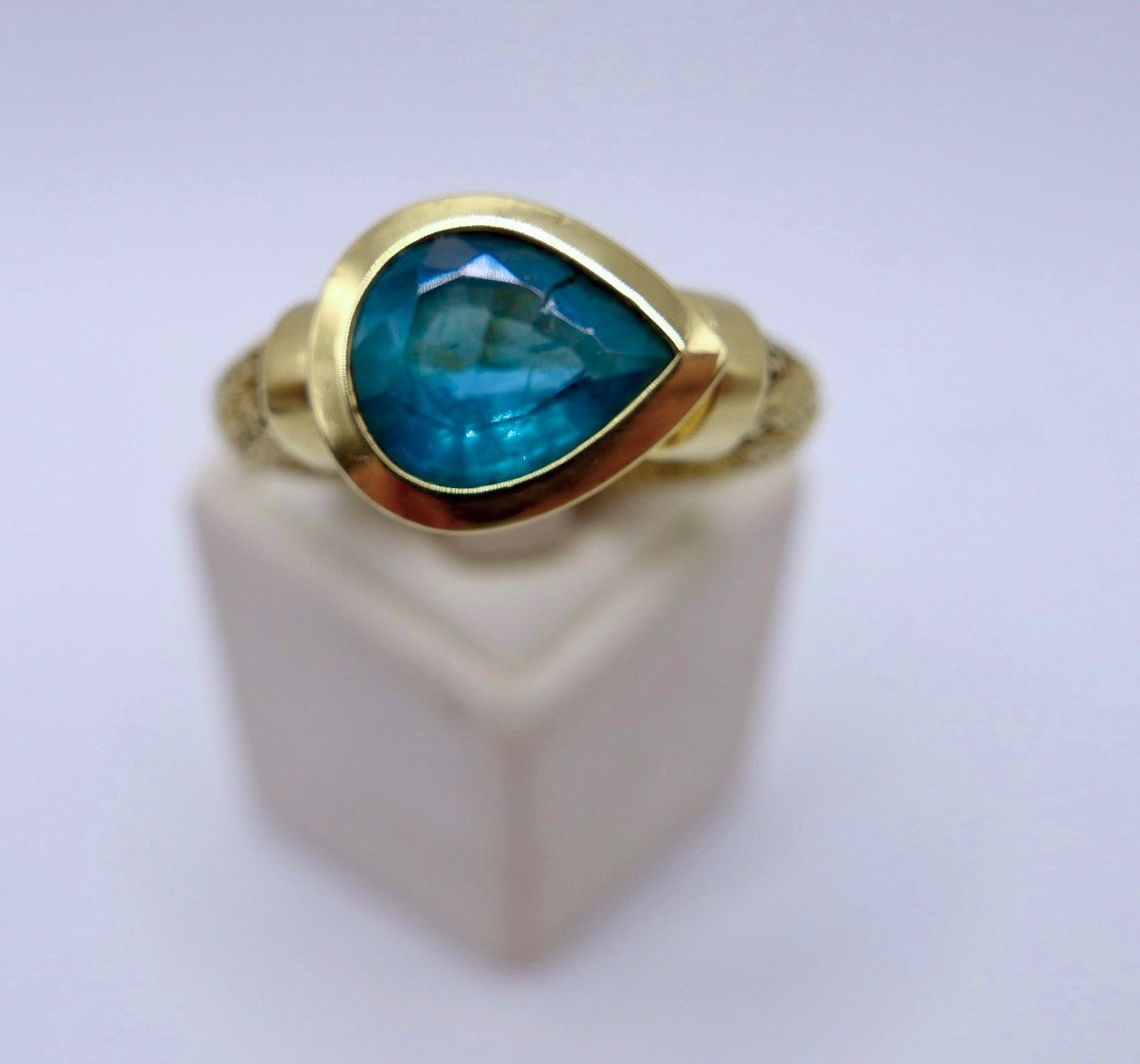 Unikat Goldring 750er Tropfen Turmalin Indikolith Blau Grün Zopfmuster 3,5 Ct