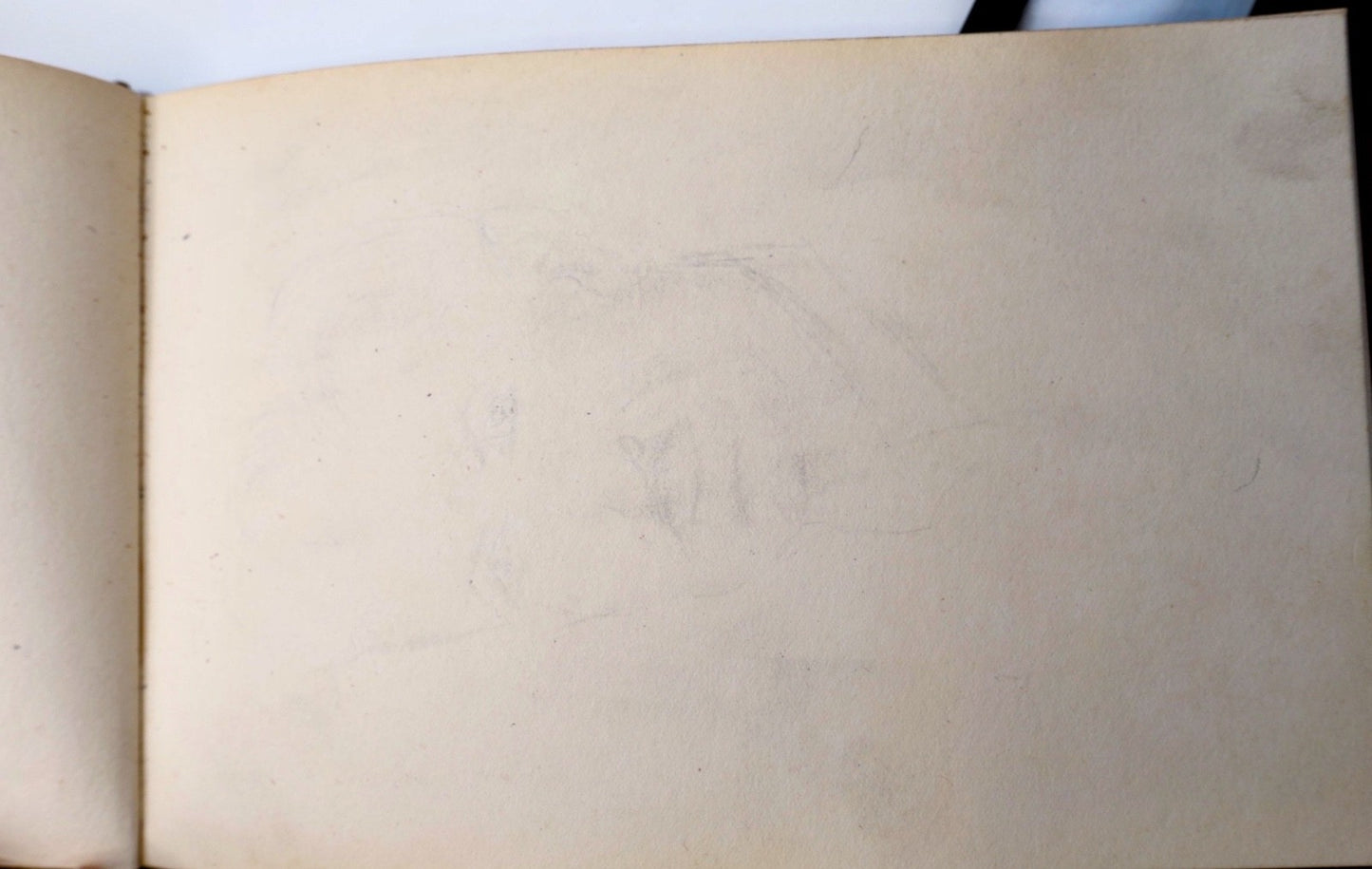 Skizzenbuch mit Tier‑ und Frauenzeichnungen 1939 mit handschriftlichen Gedichten