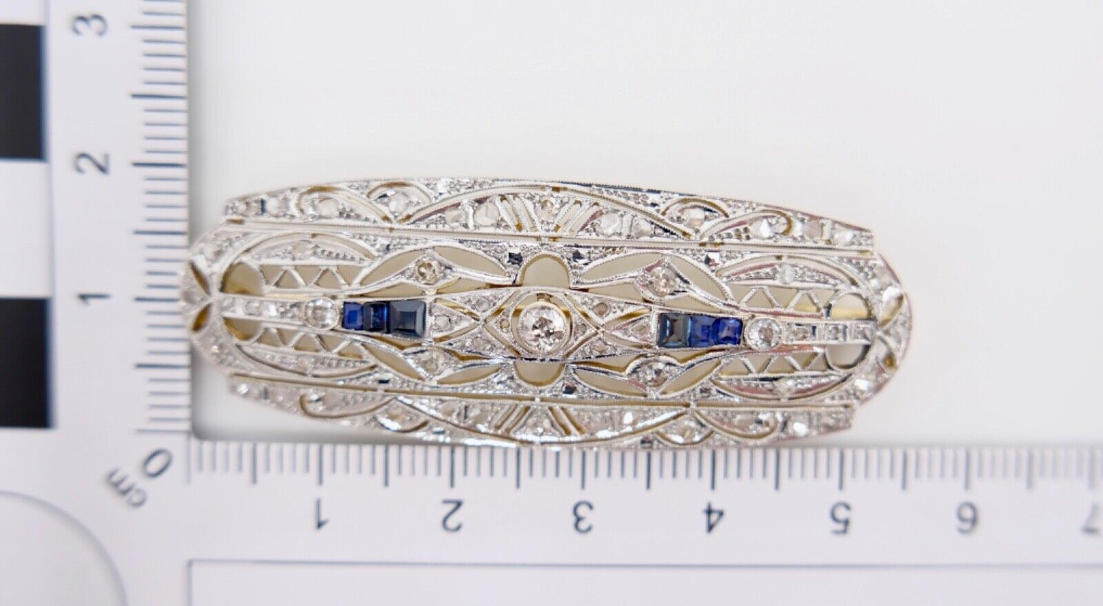 Art Deco 20er Brosche Gold Platin mit 6 Saphiren 55 Diamanten 1,8 Ct 750 18K