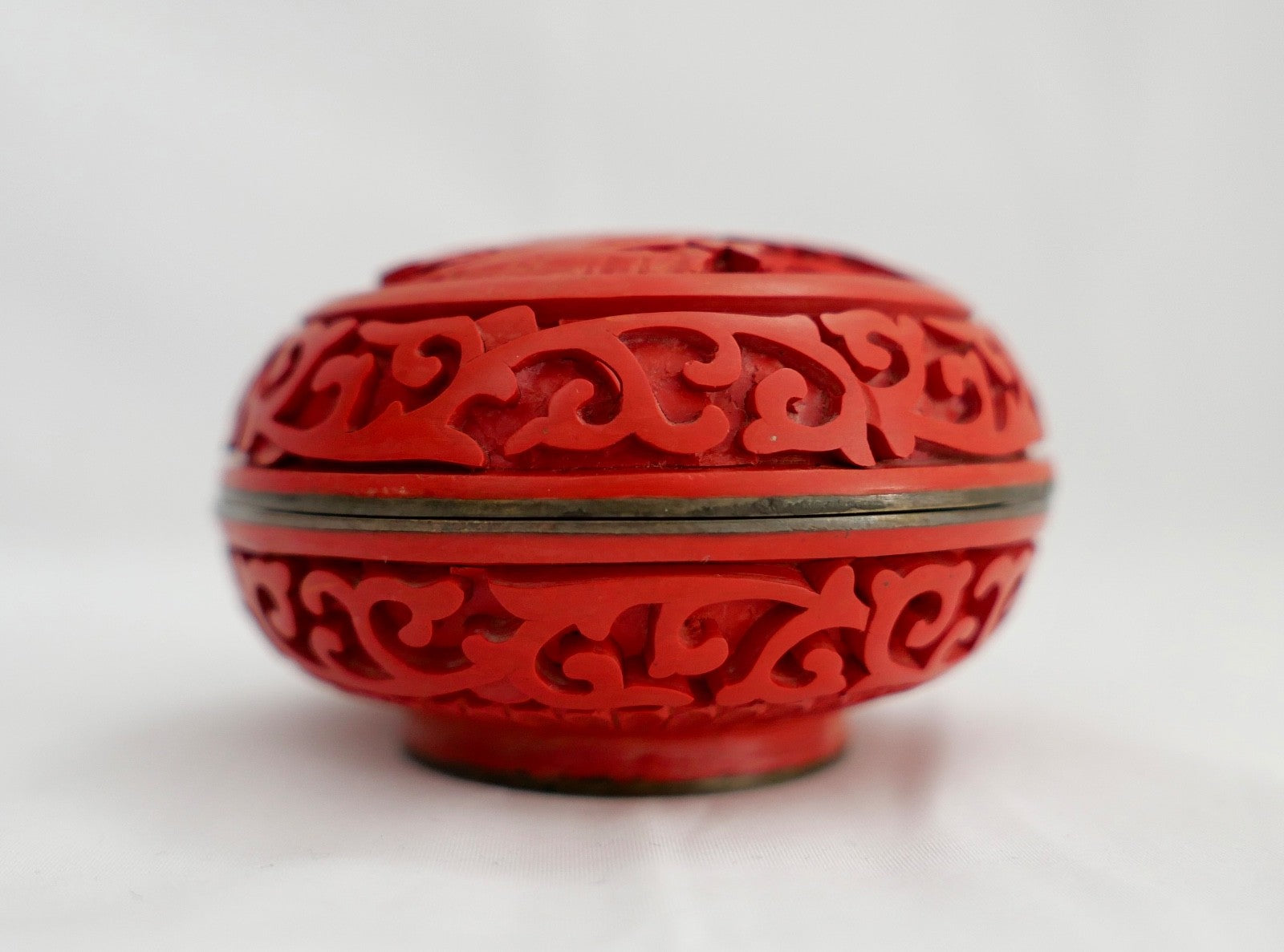 1950er  Zinnober-Lackdose Carved Red Cinnabar China geschnitzt Ø 8cm Deckeldose