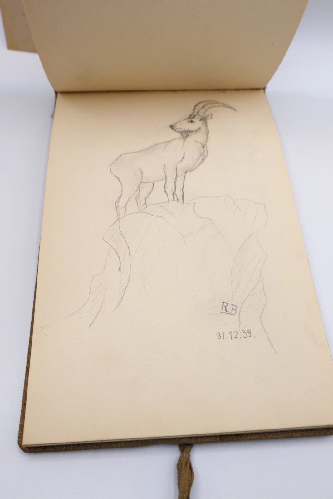 Skizzenbuch mit Tier‑ und Frauenzeichnungen 1939 mit handschriftlichen Gedichten