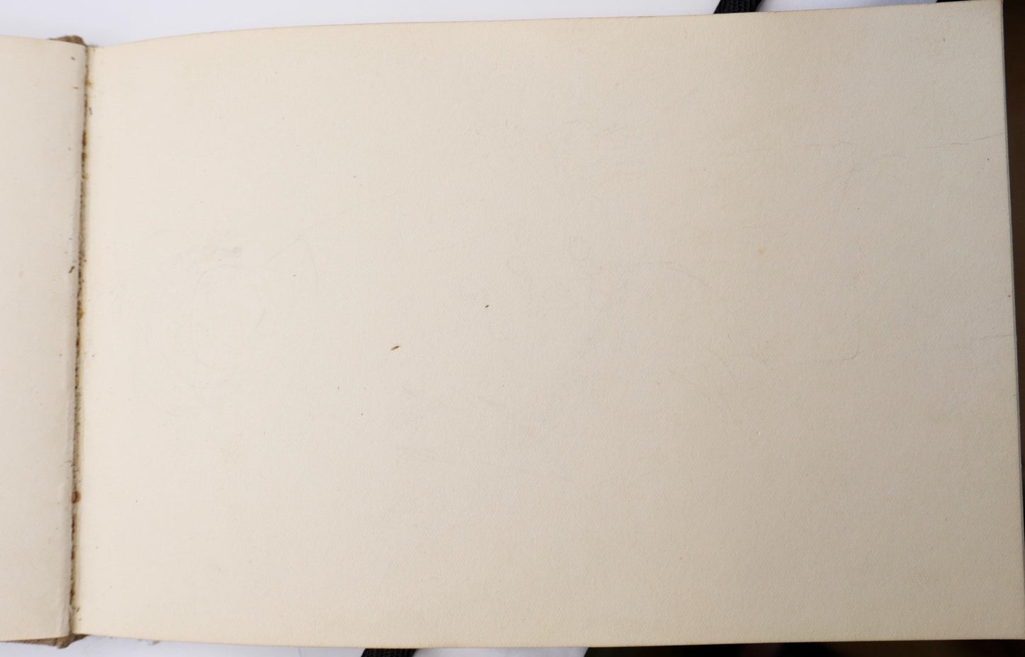 Skizzenbuch mit Tier‑ und Frauenzeichnungen 1939 mit handschriftlichen Gedichten