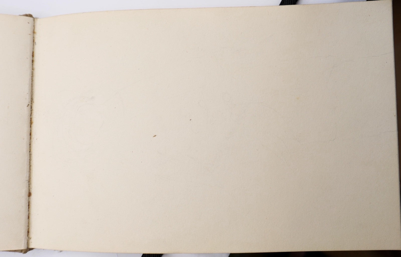 Skizzenbuch mit Tier‑ und Frauenzeichnungen 1939 mit handschriftlichen Gedichten