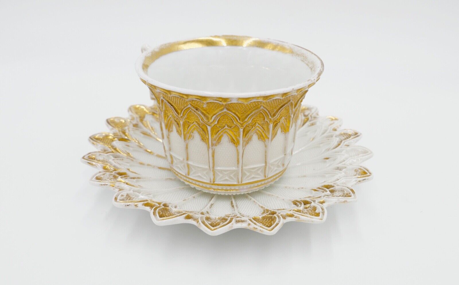 Meissen 1. Wahl um 1820 PRUNKTASSE Relief Tasse & Untertasse Gold Knaufzeit