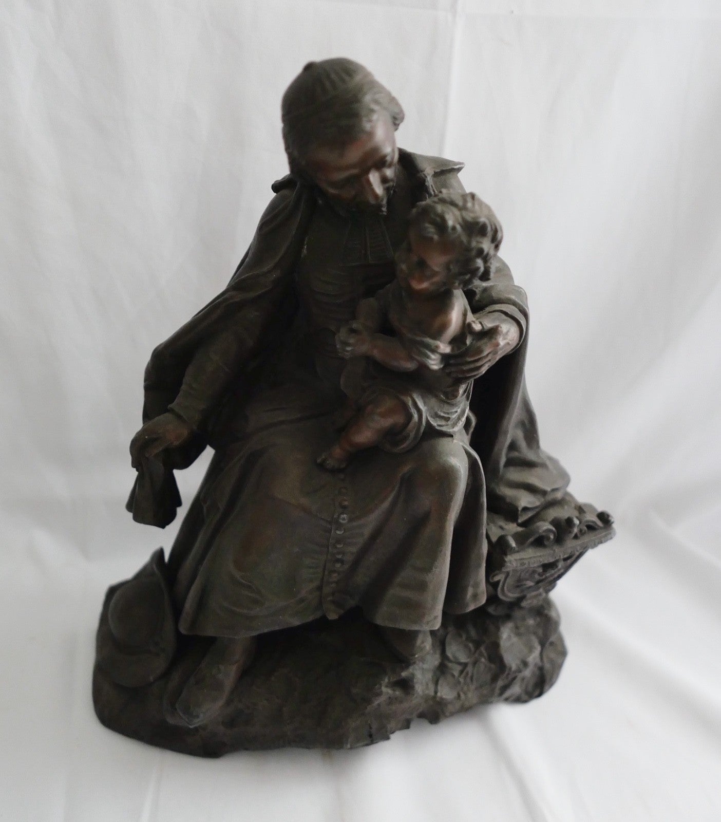 Antike Skulptur Heiliger mit Kind Bronze Optik Sakrale Kunst St. Vincent de Paul