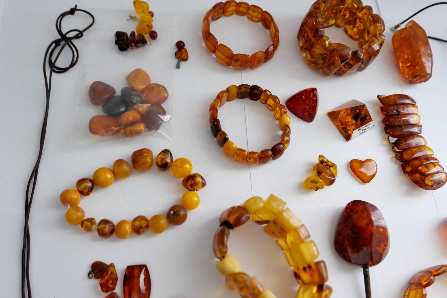 Großes Bernstein Konvolut Schmuck Armbänder Ketten Anhänger Rohsteine 557 Gramm