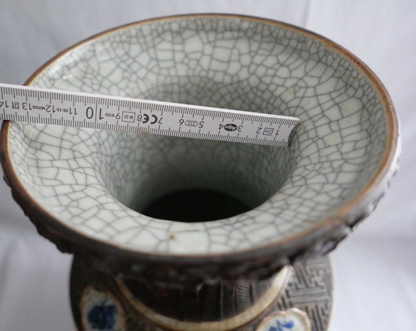 Chenghua Nian Zhi chinesische Craquelé Vase Porzellan Blau-Weiß Reliefdekor