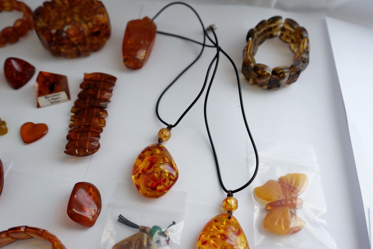 Großes Bernstein Konvolut Schmuck Armbänder Ketten Anhänger Rohsteine 557 Gramm