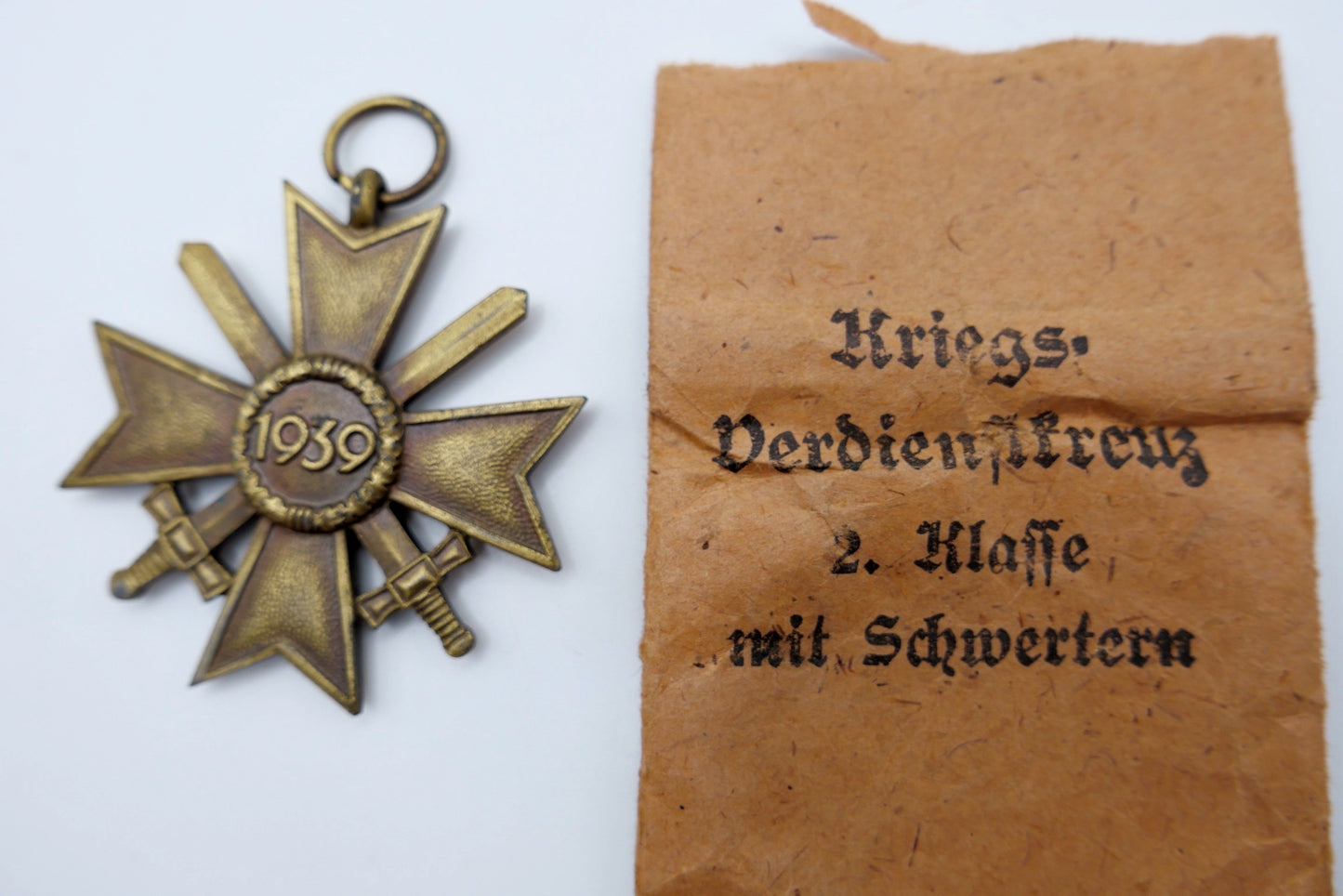 Kriegsverdienstkreuz 2. Klasse 1939 ohne Hersteller mit Schwertern und Verleihungstüte