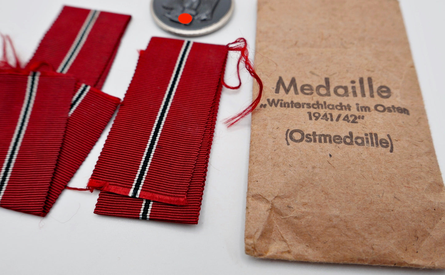 Medaille Winterschlacht im Osten 1941/42 Ostmedaille Hersteller 65 Verleihungstüte Bänder
